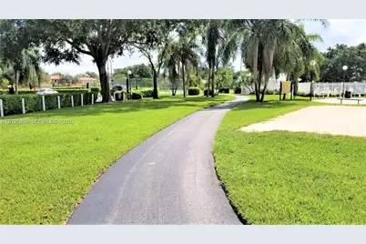 1724 SW 110th Ter, Davie, FL 33324 - Photo 45
