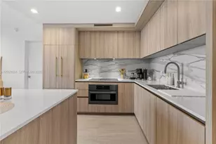 77 SE 5th St, Miami, FL 33131 - Photo 11