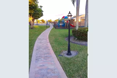 531 NW 103rd Ter, Pembroke Pines, FL 33026 - Photo 27