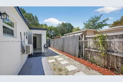 1010 NE 138th St #1, North Miami, FL 33161 - Photo 11
