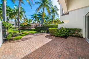 887 W Spinnaker Dr W, Hollywood, FL 33019 - Photo 13