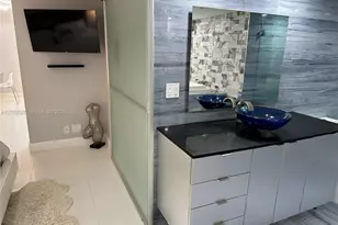 6039 Collins Ave, Miami Beach, FL 33140 - Photo 11