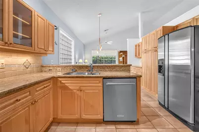 1545 W Lacosta Dr W, Pembroke Pines, FL 33027 - Photo 11