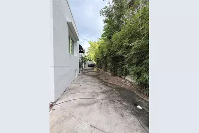 360 SW 20th Rd, Miami, FL 33129 - Photo 15