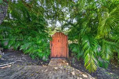 1103 NE 118th St, Biscayne Park, FL 33161 - Photo 15