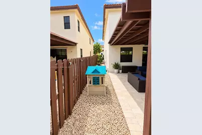 8830 NW 101st Pl, Doral, FL 33178 - Photo 15