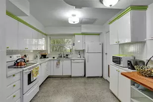 18500 NE 23rd Ct, Miami, FL 33180 - Photo 9