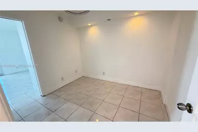 100 Bayview Dr #509, Sunny Isles Beach, FL 33160 - Photo 11