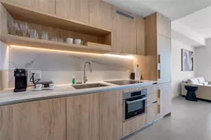 11 NE 6th St, Miami, FL 33132 - Photo 3