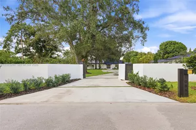 10861 SW 93rd St, Miami, FL 33176 - Photo 3