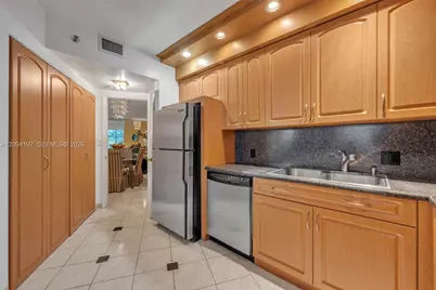 20281 E Country Club Dr #305, Aventura, FL 33180 - Photo 7