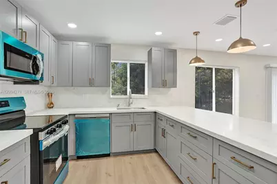 8741 SW 10th St, Pembroke Pines, FL 33025 - Photo 13