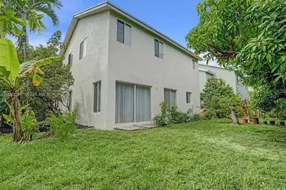 8741 SW 10th St, Pembroke Pines, FL 33025 - Photo 35