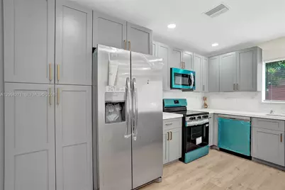 8741 SW 10th St, Pembroke Pines, FL 33025 - Photo 11