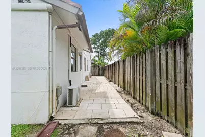 1061 Cedar Creek Way, Davie, FL 33325 - Photo 11