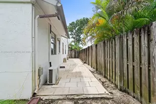 1061 Cedar Creek Way, Davie, FL 33325 - Photo 11