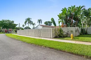 1061 Cedar Creek Way, Davie, FL 33325 - Photo 5