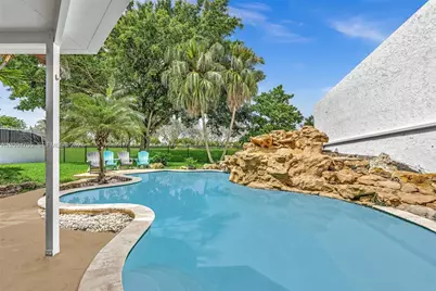 616 NE 195th St, Miami, FL 33179 - Photo 15
