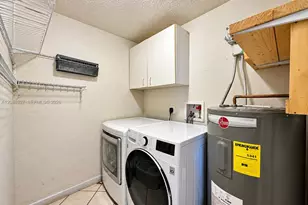 1021 NW 185th Ave, Pembroke Pines, FL 33029 - Photo 9
