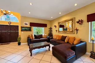 1021 NW 185th Ave, Pembroke Pines, FL 33029 - Photo 5