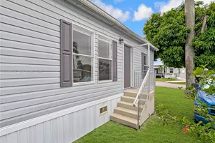 1910 SW 85th Ln, Davie, FL 33324 - Photo 3