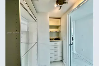 92 SW 3rd St #4905, Miami, FL 33130 - Photo 13