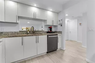12500 SW 5th Ct, Pembroke Pines, FL 33027 - Photo 9