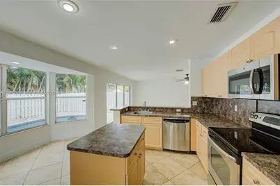 1127 SW 104th Way, Pembroke Pines, FL 33025 - Photo 15