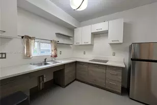542 SW 3rd St, Miami, FL 33130 - Photo 1