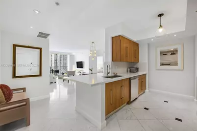 325 S Biscayne Blvd #1019, Miami, FL 33131 - Photo 5