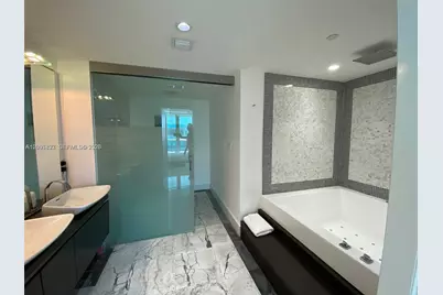 200 Biscayne Boulevard Way #4011, Miami, FL 33131 - Photo 15