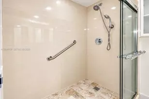 10135 NW 9th St Cir, Miami, FL 33172 - Photo 11