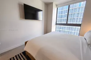 11 NE 6th St, Miami, FL 33132 - Photo 9