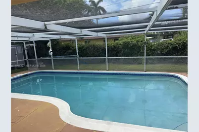 1009 NE 2nd St, Hallandale Beach, FL 33009 - Photo 11