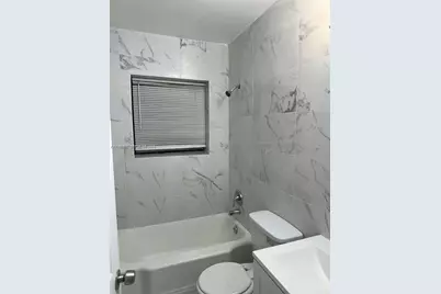 1009 NE 2nd St, Hallandale Beach, FL 33009 - Photo 17