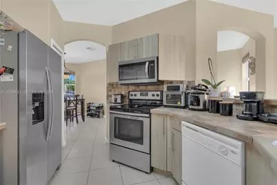 11402 SW 137th Pl, Miami, FL 33186 - Photo 15