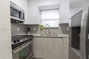 518 NW 94th St, Miami, FL 33150 - Photo 3
