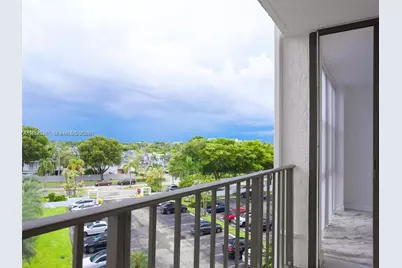 1000 Parkview Dr #501, Hallandale Beach, FL 33009 - Photo 17