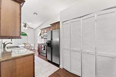 8201 NW 100th Ln, Tamarac, FL 33321 - Photo 9