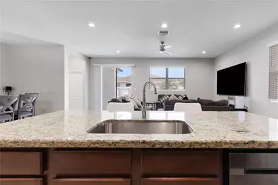 27526 SW 133rd Pl, Homestead, FL 33032 - Photo 9
