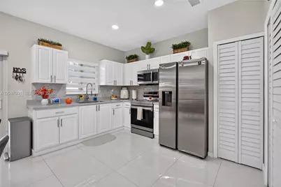 1661 SE 30th St, Homestead, FL 33035 - Photo 15