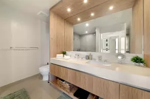 11 NE 6th St, Miami, FL 33132 - Photo 11