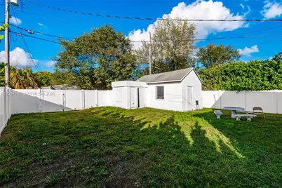 1683 NE 168th St, North Miami Beach, FL 33162 - Photo 23