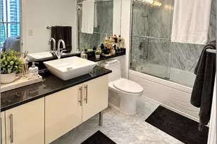 31 SE 5th St, Miami, FL 33131 - Photo 13