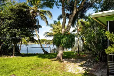 1010 NW 93rd Ter, Pembroke Pines, FL 33024 - Photo 23