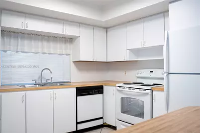 1010 NW 93rd Ter, Pembroke Pines, FL 33024 - Photo 13