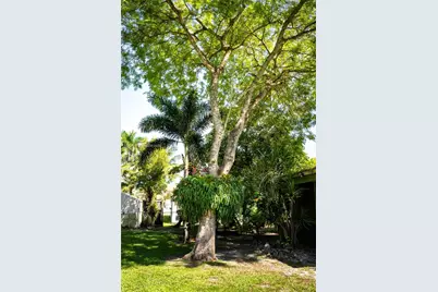 1010 NW 93rd Ter, Pembroke Pines, FL 33024 - Photo 19