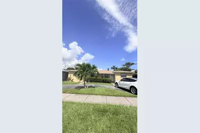 1009 NE 2nd St, Hallandale Beach, FL 33009 - Photo 1