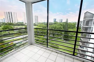 20500 W Country Club Dr, Aventura, FL 33180 - Photo 13