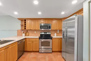 9187 Fontainebleau Blvd, Miami, FL 33172 - Photo 5